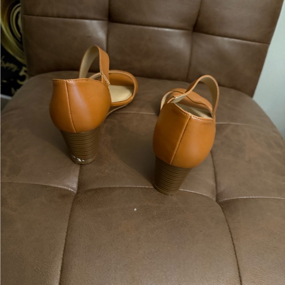 Nine West Tan Heels Elegant Design - Picture 3 of 4